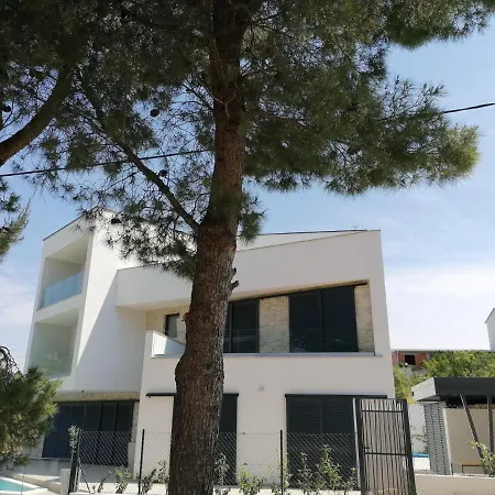 Novamarin - Heated Pool, Sauna, Garden *