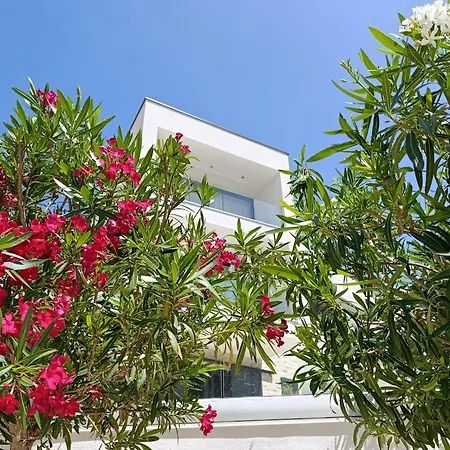 Apartmán Novamarin - Heated Pool, Sauna, Garden