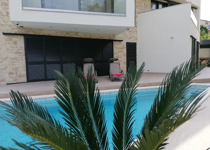 Novamarin - Heated Pool, Sauna, Garden アパート