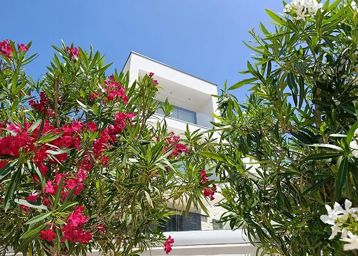 アパート Novamarin - Heated Pool, Sauna, Garden