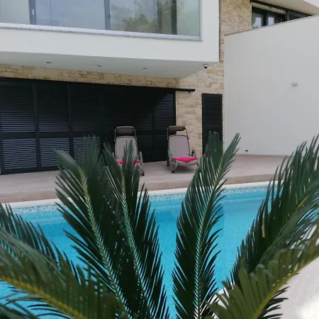 Novamarin - Heated Pool, Sauna, Garden Apartment